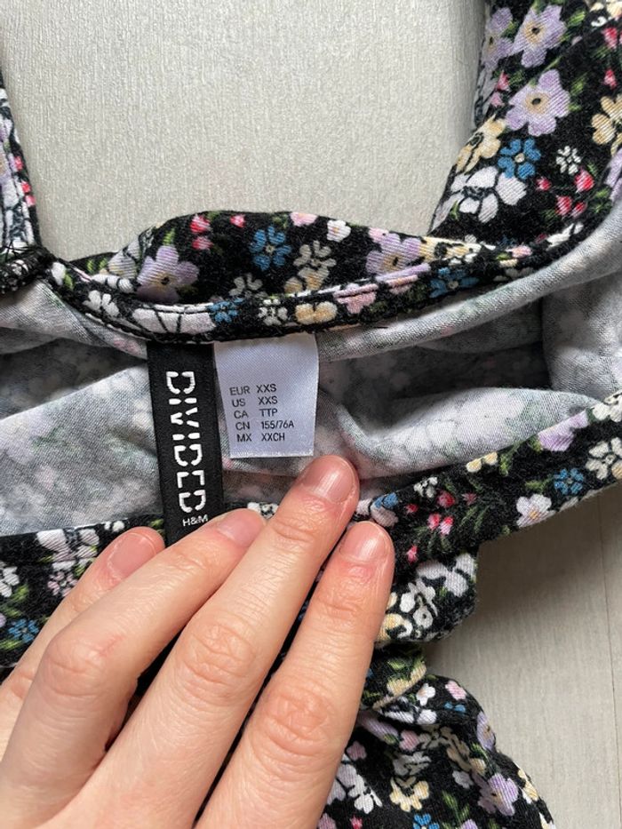 Combi short fleuri et élégante- Style dos nu avec détail noué - photo numéro 6
