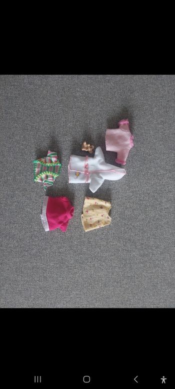 Lot de vêtements enfants Barbie