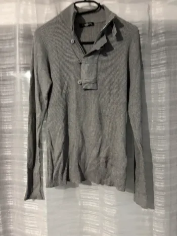Pull gris à fermeture