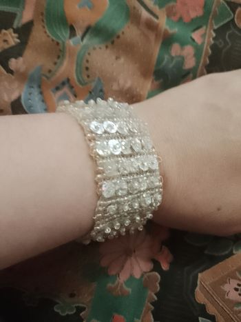 bracelet élastique en perles cousues translucides sur tissu.