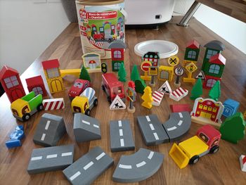 Blocs de construction bois avec véhicule, arbre, maison, etc