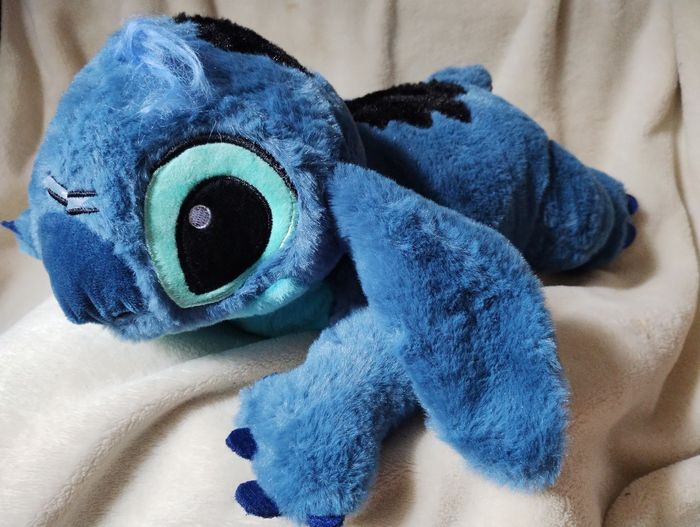 Peluche stitch couchée