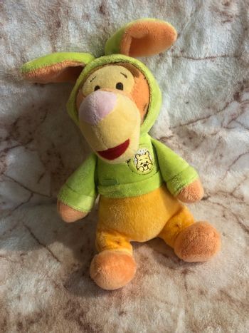 Doudou peluche Tigrou orange déguisé en lapin sweat vert Disney