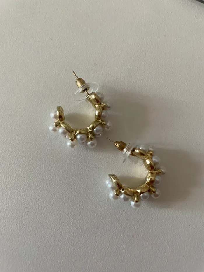 Boucle d’oreille fantaisie demi créole perles du groupe MaxMara intrend sans logo sans étiquette - photo numéro 4
