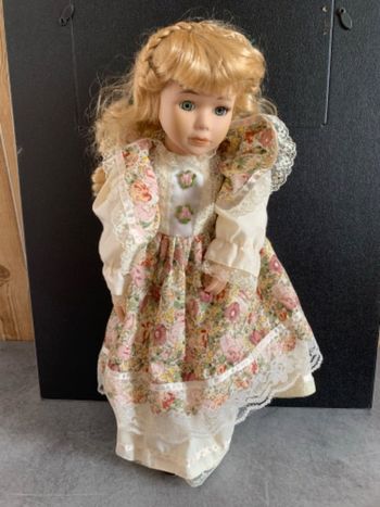 Poupée en porcelaine 40 cm. + autre