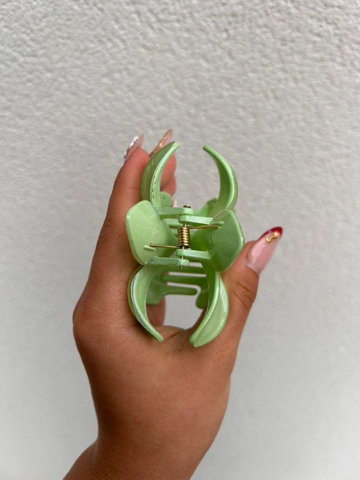 Pince à cheveux verte pour l’été - photo numéro 4