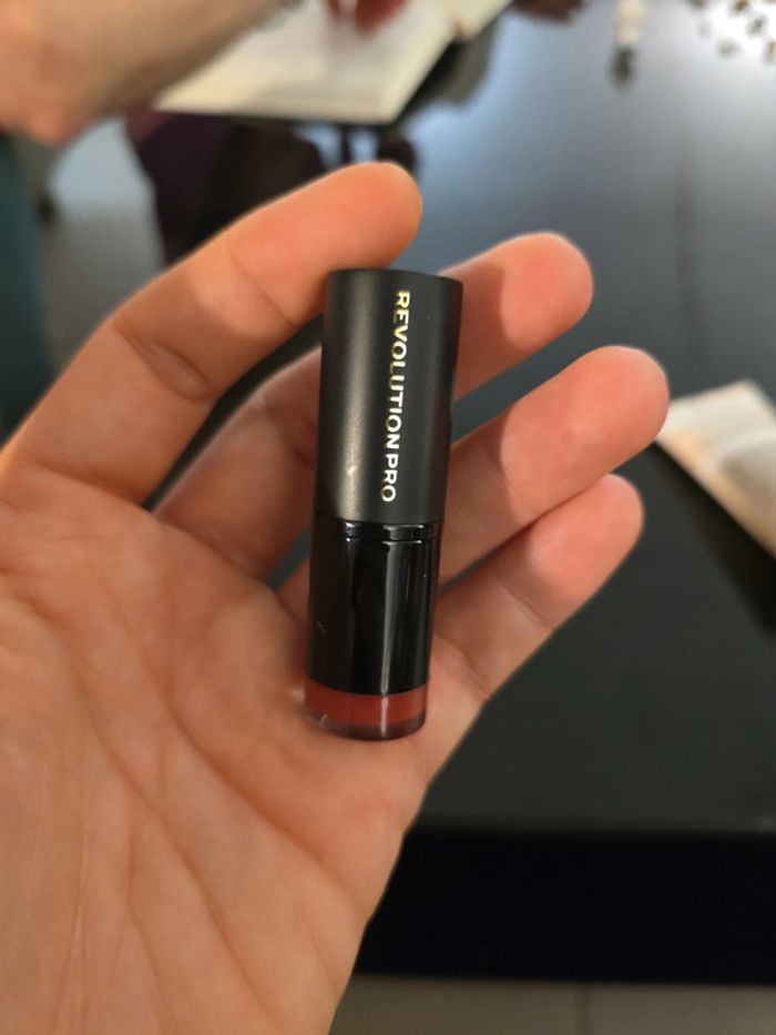 Lot rouge à lèvres Révolution Pro et lait hydratant l'Occitane - photo numéro 4