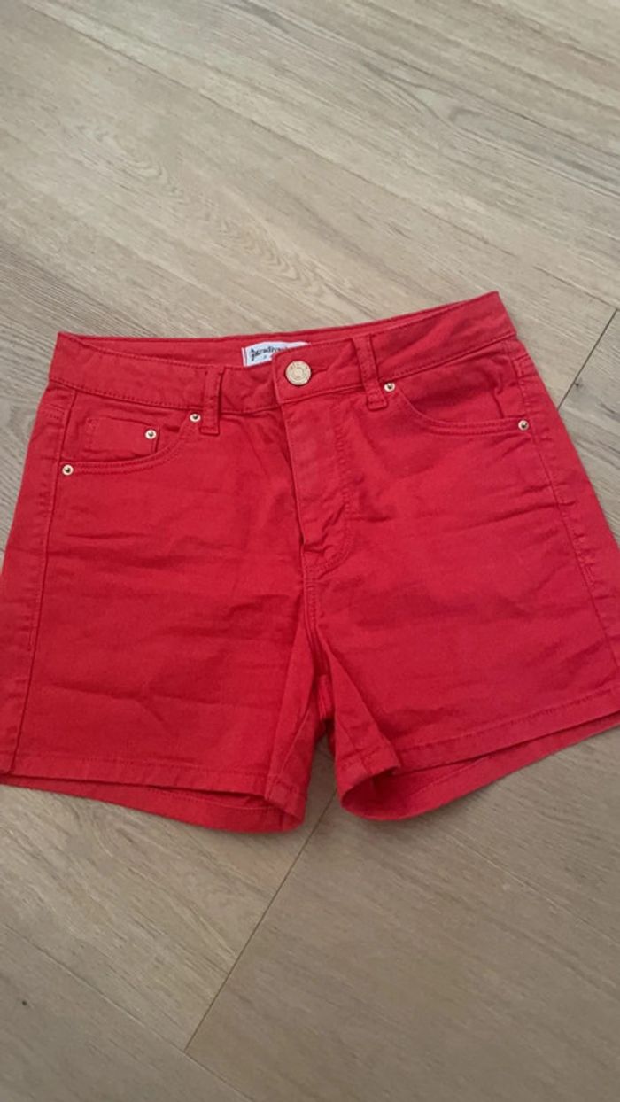 Short rouge stradivarius taille 32