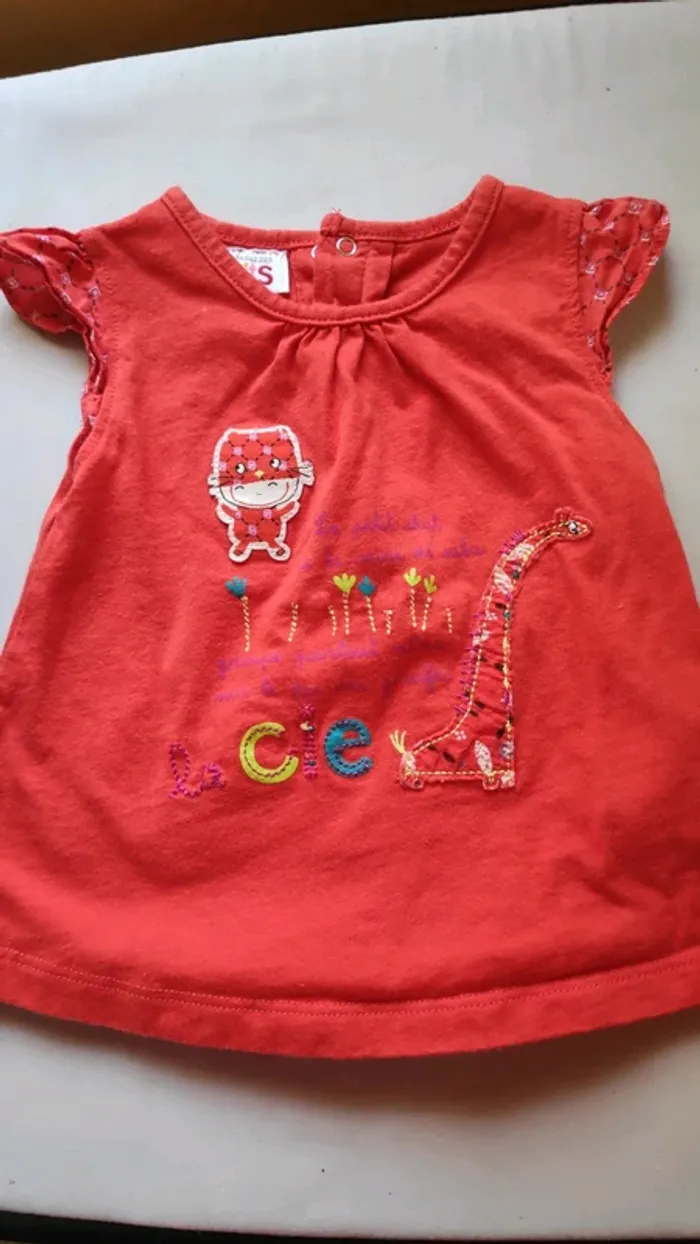 T-shirt rouge sans manches 6 mois