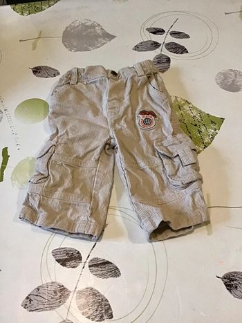 Pantalon velours côtelé beige taille 6  mois
