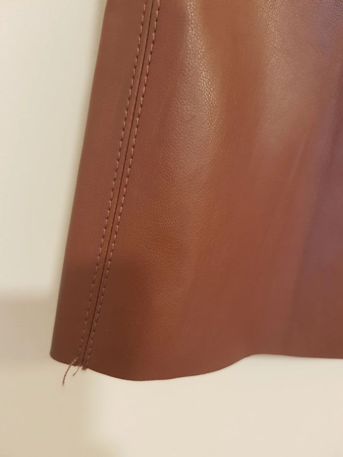mini jupe en simili cuir marron - photo numéro 5