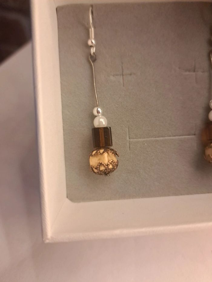 Boucles d'oreilles pendante marron beige blanc et argenté - photo numéro 8