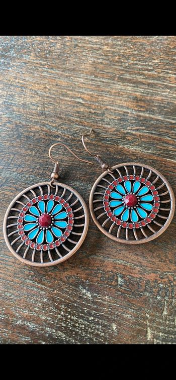 Magnifique paire de boucles d’oreilles avec fleurs colorées