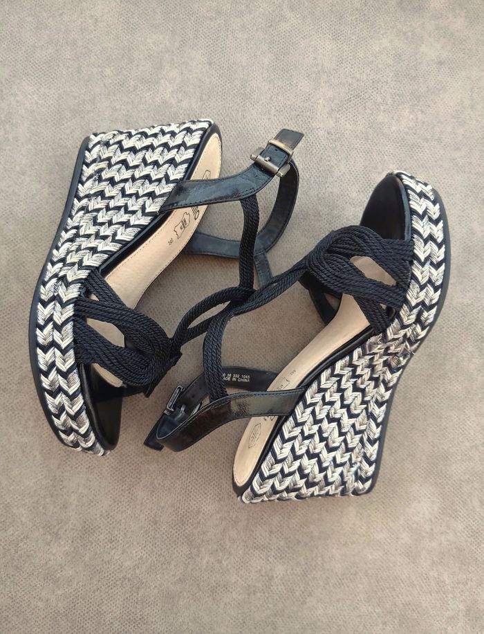 Escarpins / Sandales à talon compensé et brides en cordelette