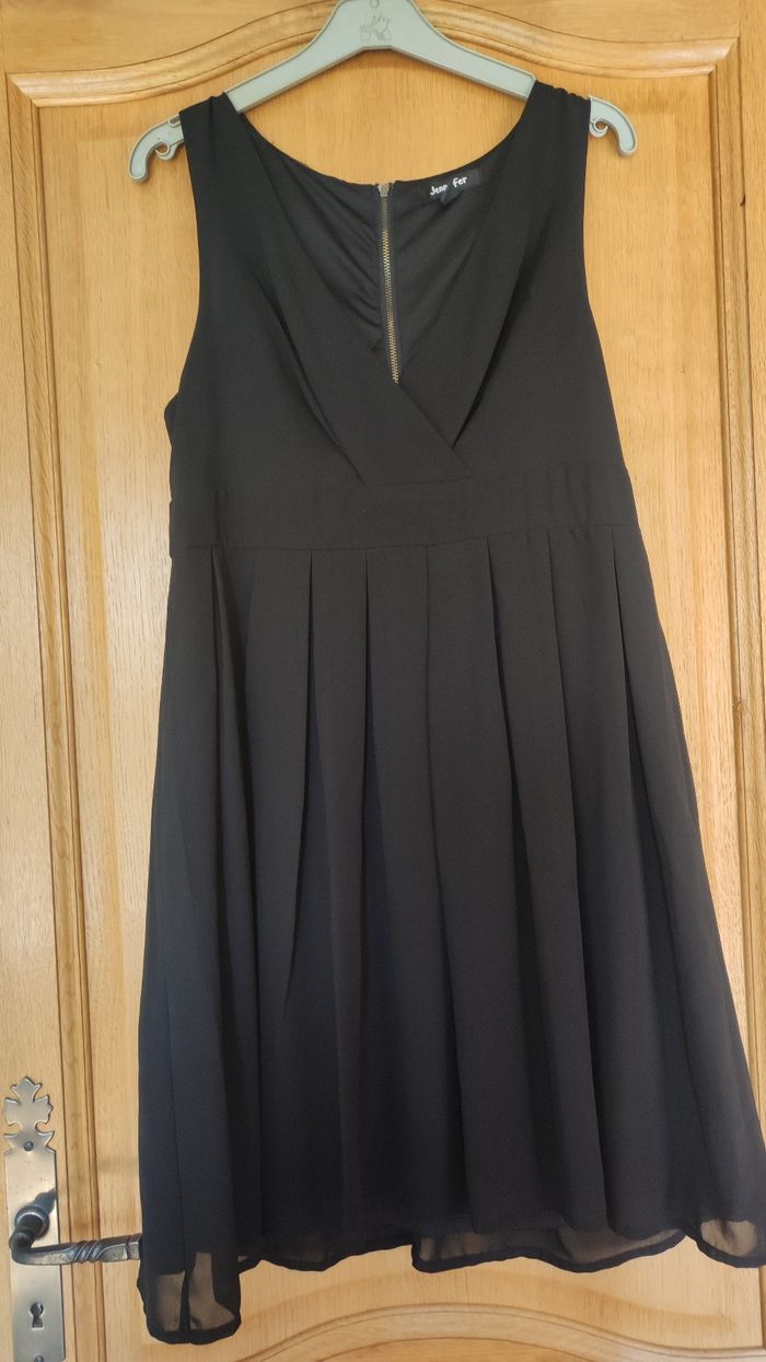 robe noire sans manche Jennifer taille 42