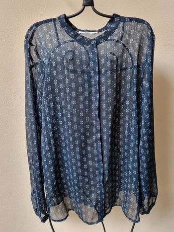 Chemise bleue avec dessins, transparente