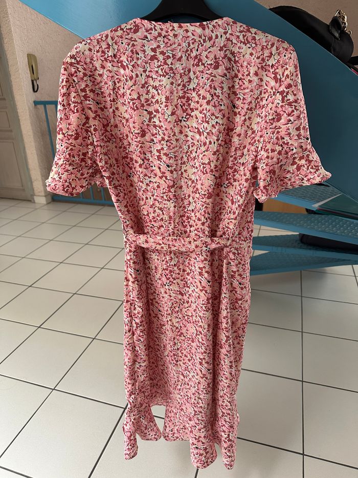 robe portefeuille Taille 36 ONLY fleuri tons rose NEUVE - photo numéro 8