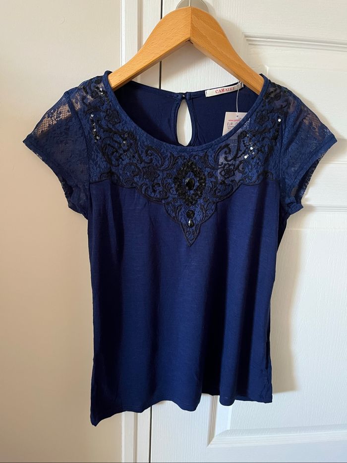 Teeshirt bleu, dentelle, bijoux camaïeu taille 1
