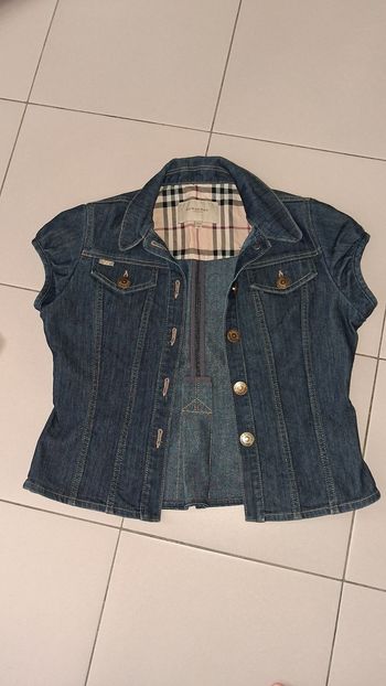 Veste Burberry. Jean bleu. M
