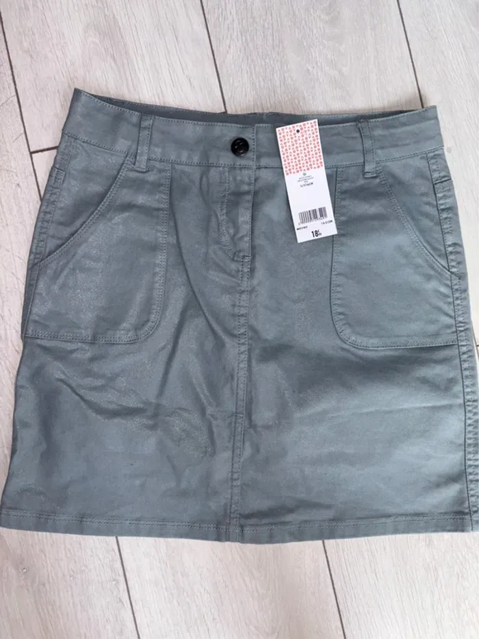 Jupe tape à l’œil neuve 14 ans