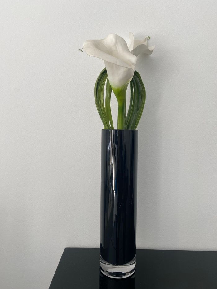 Vases en verre noirs avec fleurs incluses - photo numéro 2