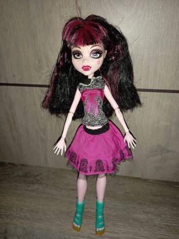 poupée monster high draculaura jupe rose