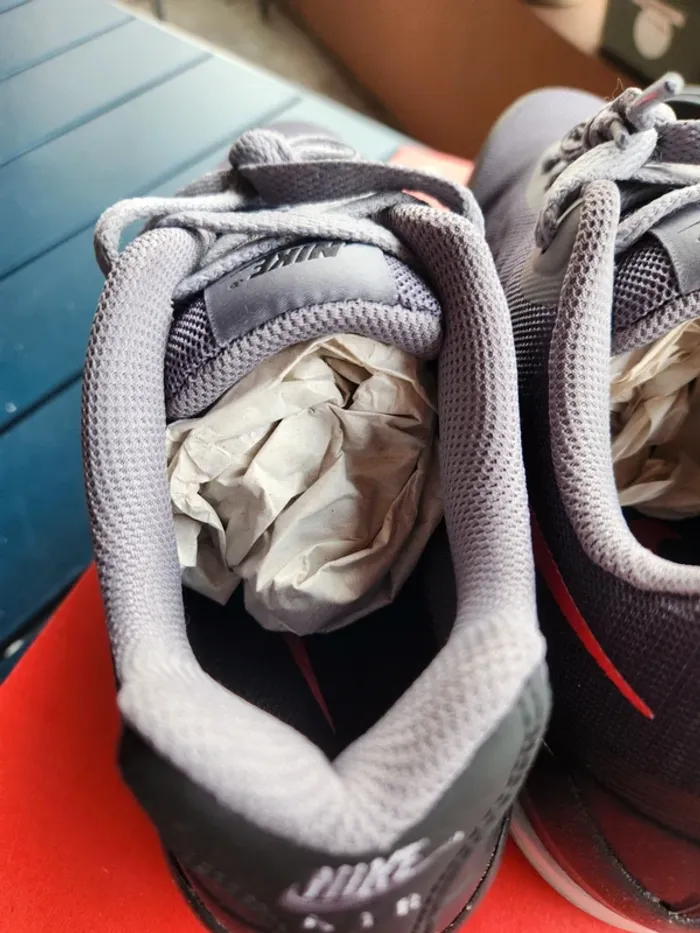 Nike air max invigor Garçon taille 38,5 neuves noire et rouge - photo numéro 5