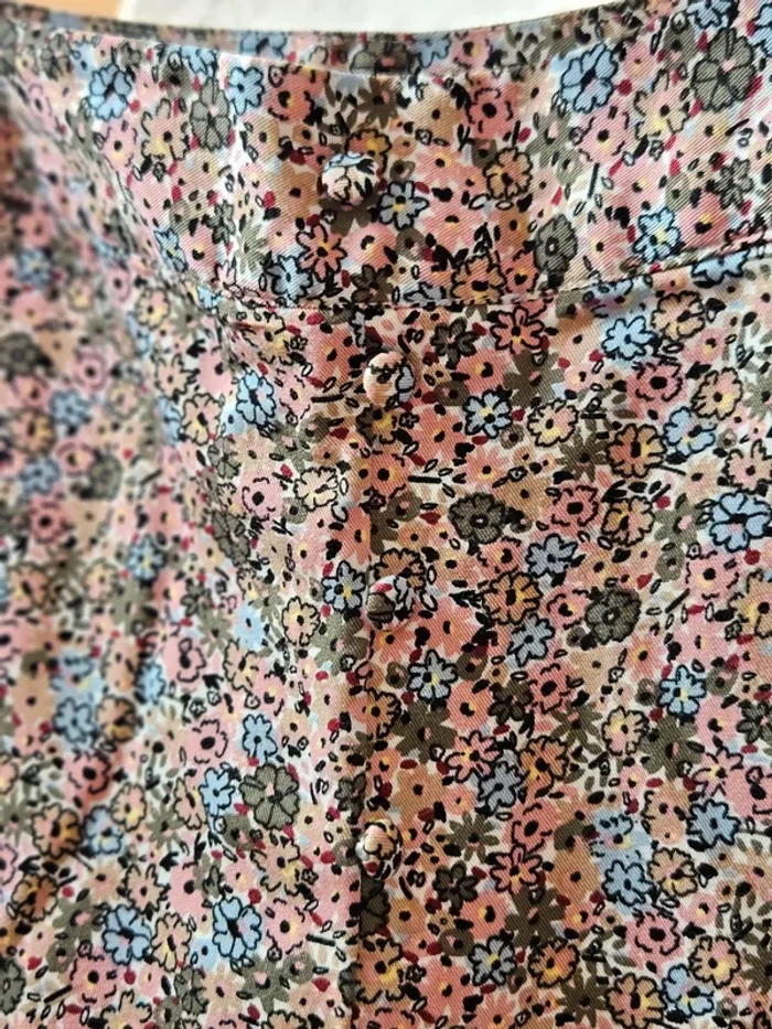 Jupe fleurie taille haute longueur mollet boutonnée avec fente avant Bizzbee taille 38 / M - photo numéro 5