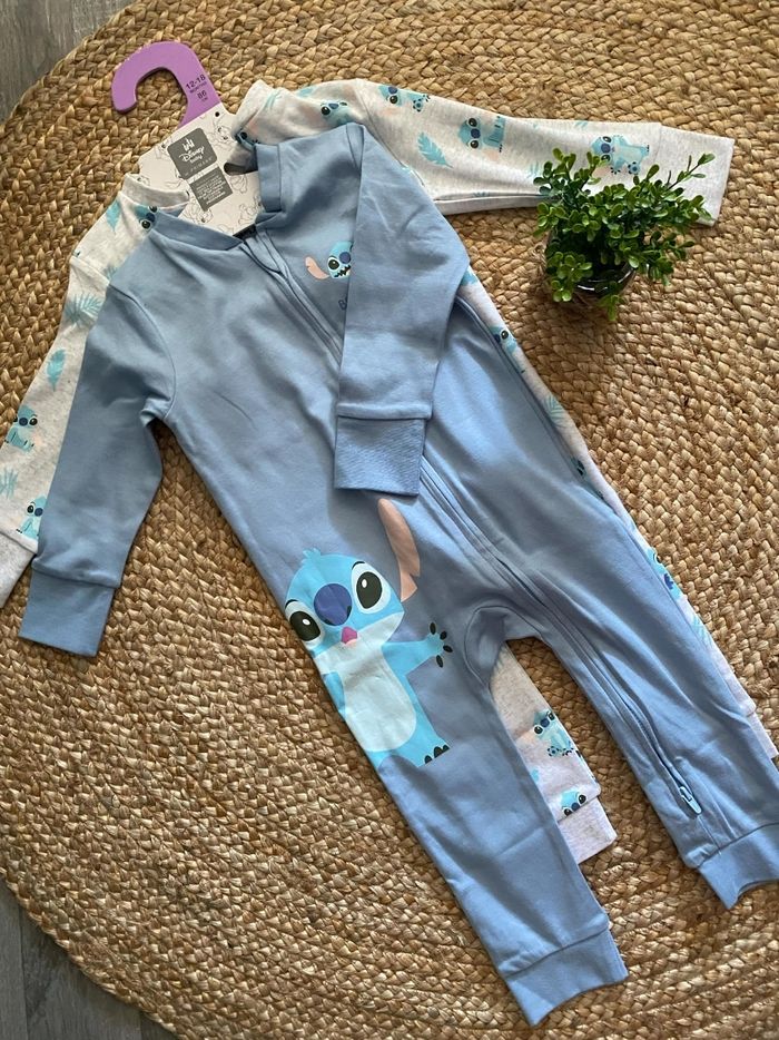 Lot 2 pyjamas fin stitch disney primark 12/18 mois