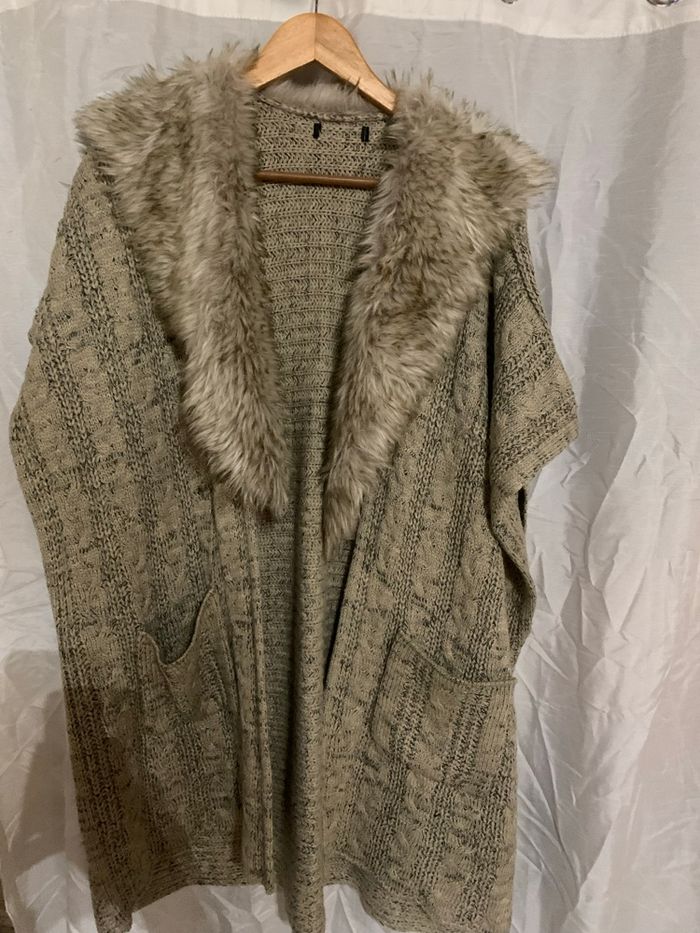 Veste épaisse longue Oversize manches courtes taille 42-44 très bon état col fausse fourrure - photo numéro 2