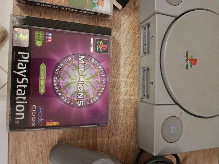 PlayStation 1 avec manette câbles carte mémoire 2 jeux - photo numéro 3