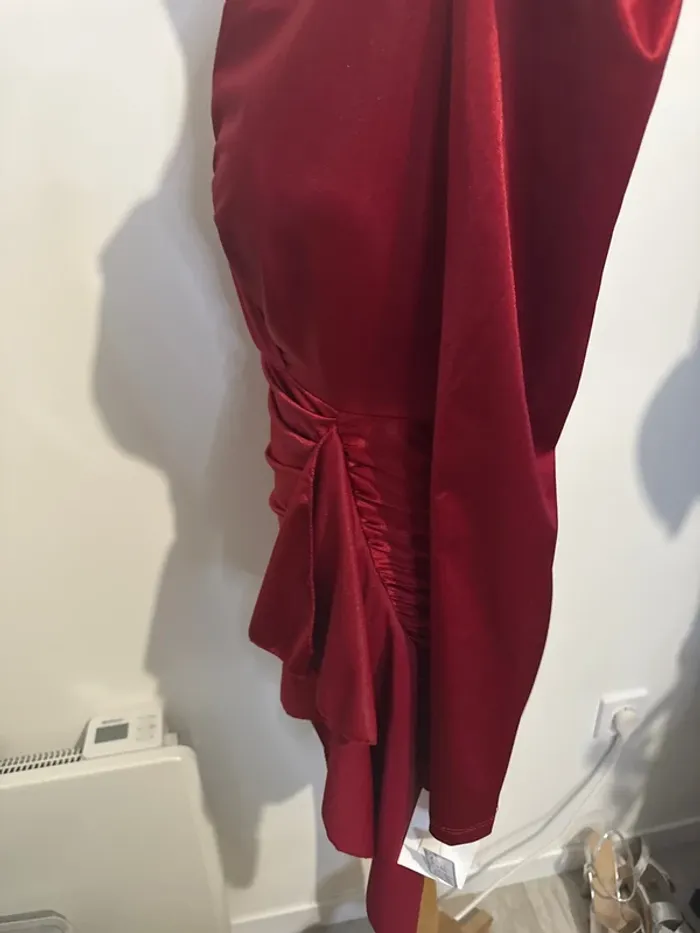 Robe femme rouge satinée - Taille S/M - Pineapple Moda - Neuve avec étiquette - photo numéro 5