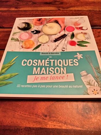 Livre intitulé cosmétiques maison je me lance Aroma-Zone éditions marie claire