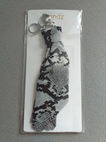Bijou de sac esprit foulard gris/noir. Neuf