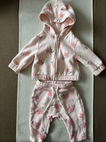 Ensemble jogging / veste Kiabi 1 mois