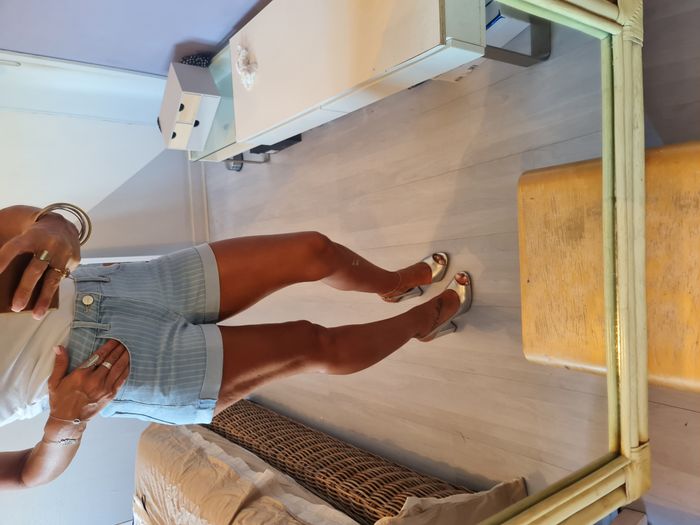 Short en jean bleu ciel rayé blanc Taille 36 - photo numéro 2