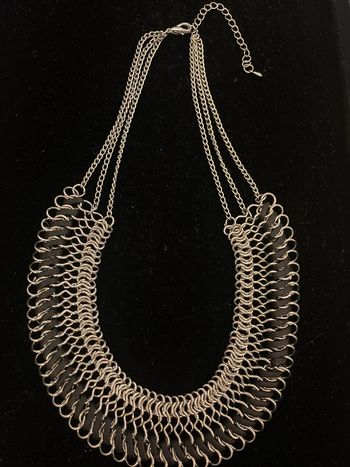collier argenté et noir