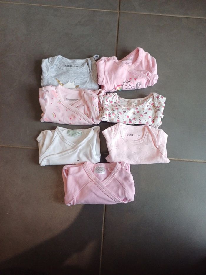 Lot 7 bodys 1 mois différentes marques