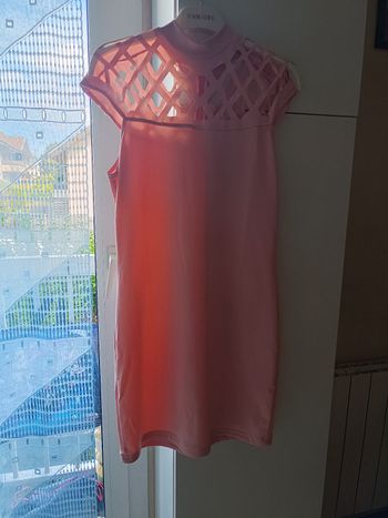 Robe d'été avec encolure ajouré