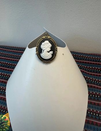 Jolie broche doré avec camée noir et blanc