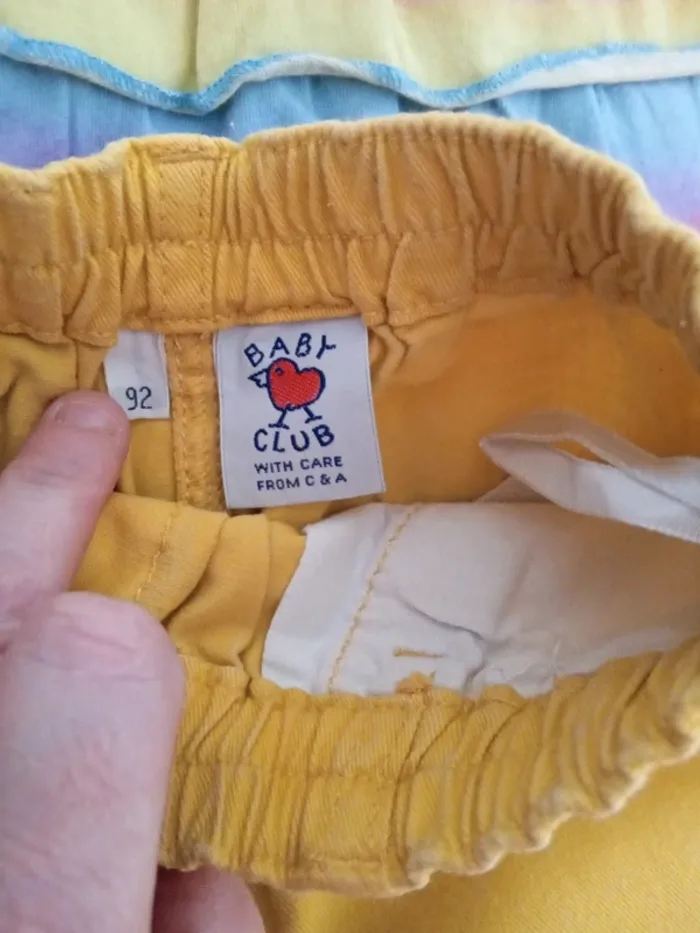Joli pantalon moutarde.  C&A. 2 ans - photo numéro 11