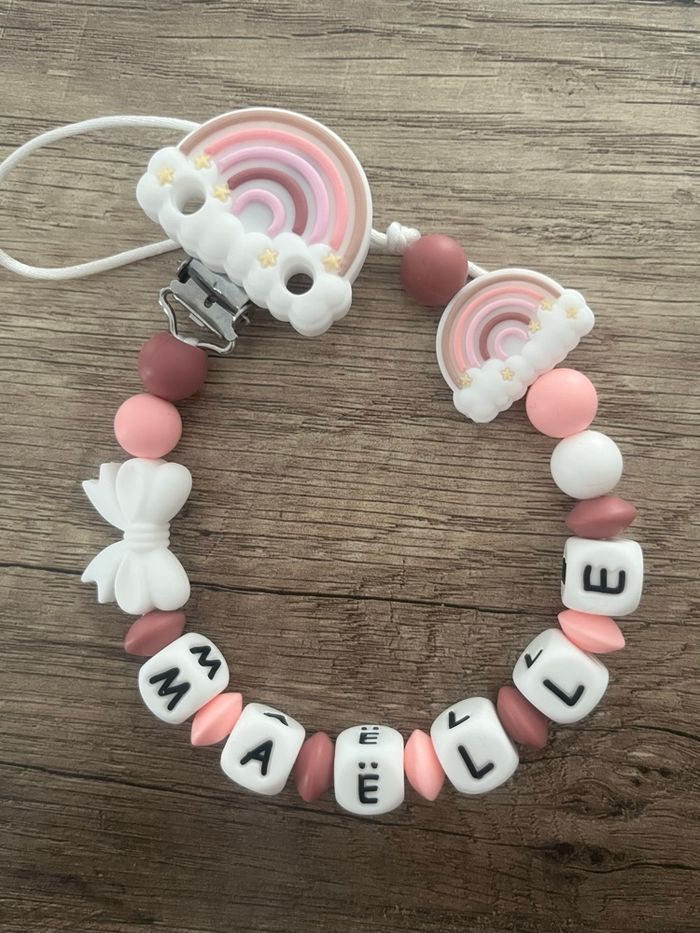 Attache tétine personnalisée Arc en Ciel