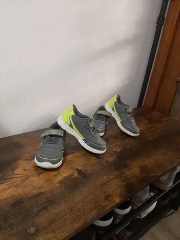 2 paires de baskets grises