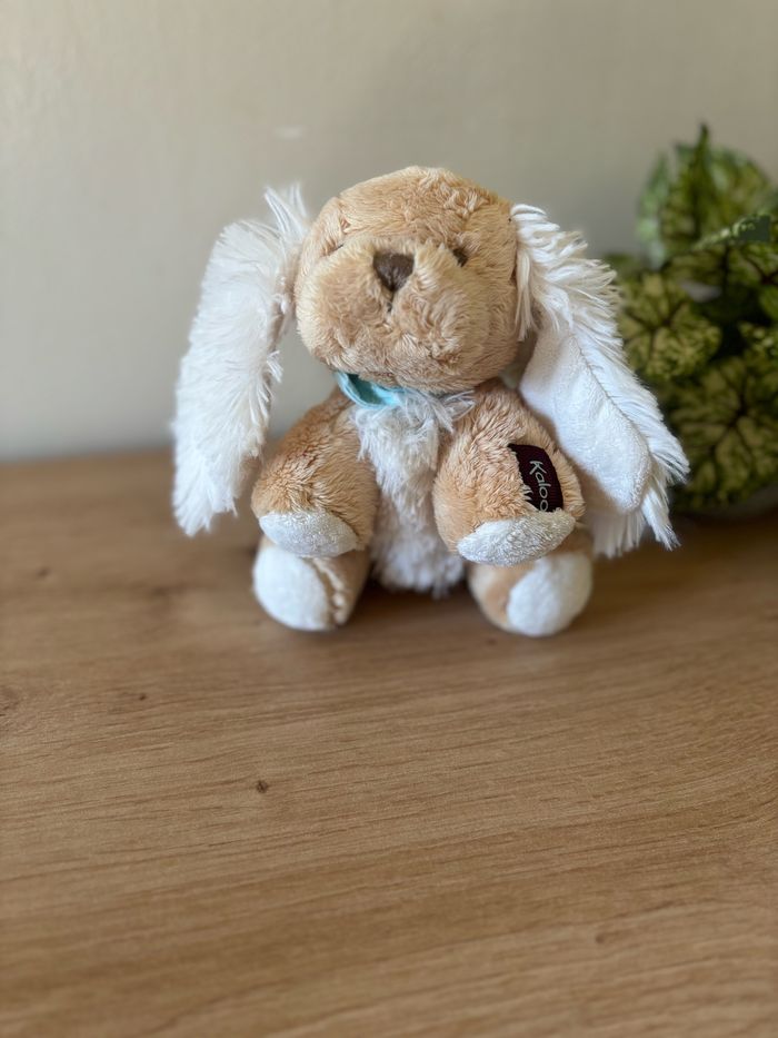 Doudou peluche chien beige blanc bandana kaloo