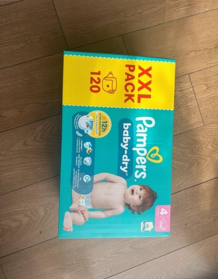 1 carton de couches pampers taille 4
