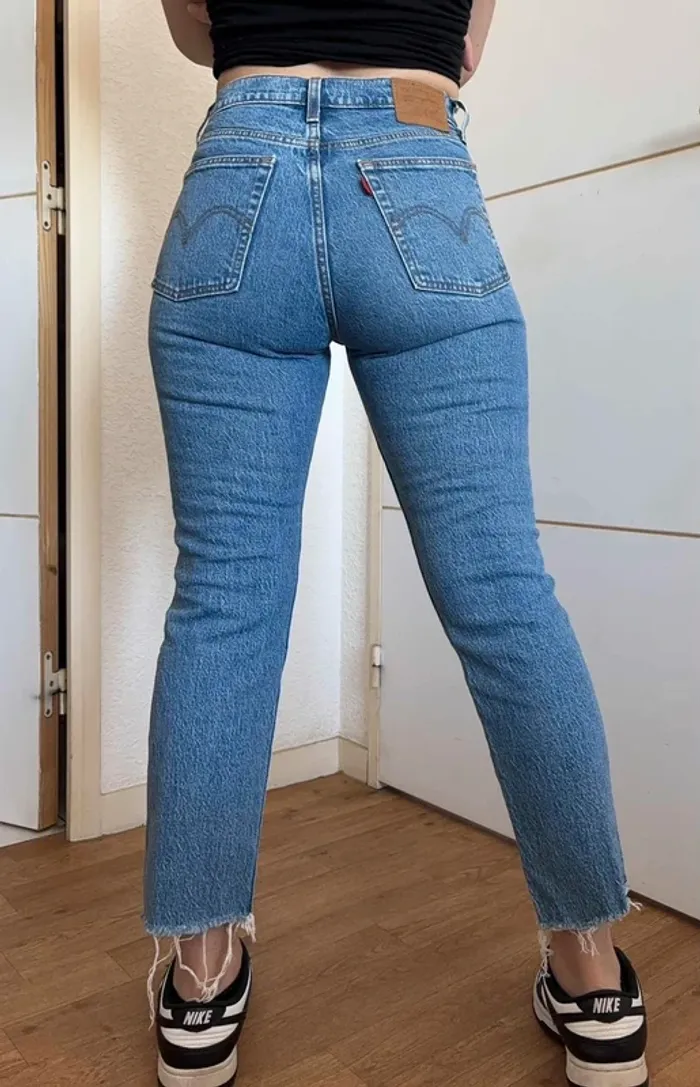 Jean Levi’s femme Wedgie Straight L28 36/38 S/M Premium Bleu taille haute 7/8 eme cropped effiloché - photo numéro 3