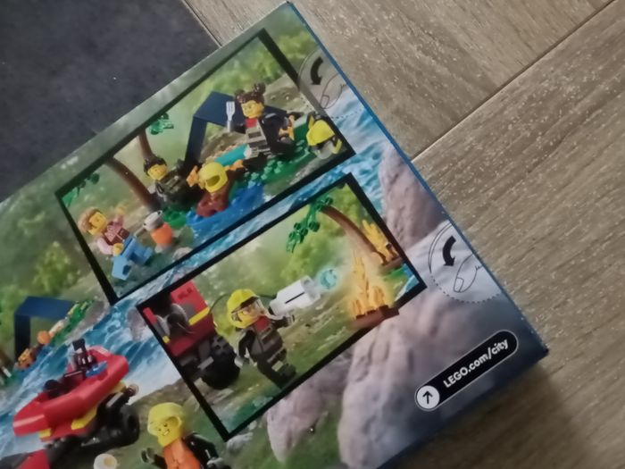 Vend le camion de pompiers 4 fois 4 et le canot de sauvetage lego - photo numéro 4