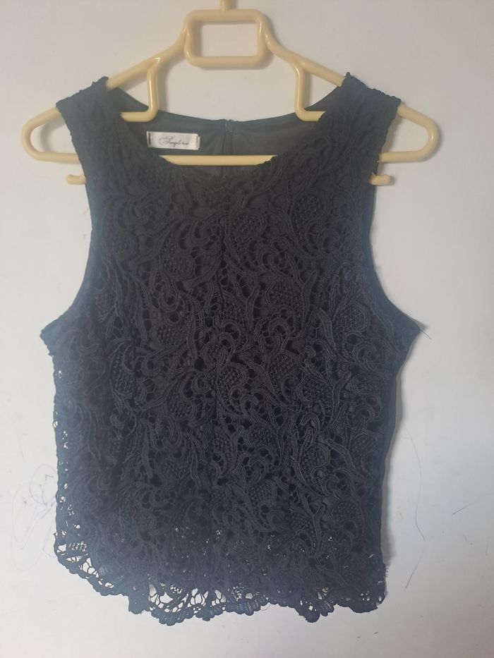 Blouse noir brodé Marque Sample Text