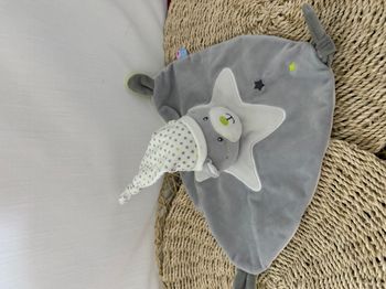 Doudou plat Chat gris blanc vert étoiles SUCRE D’ORGE