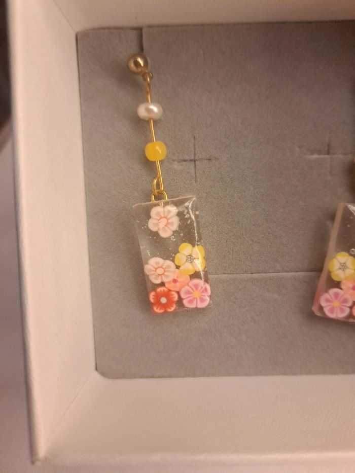 Boucles d'oreilles pendante en résine florale multicolore - photo numéro 3